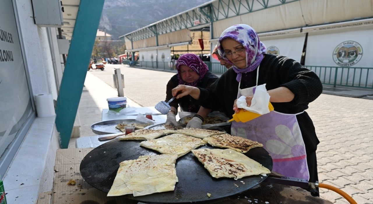 İnönülü kadınlardan Başkan Harmancıya bazlama ikramı