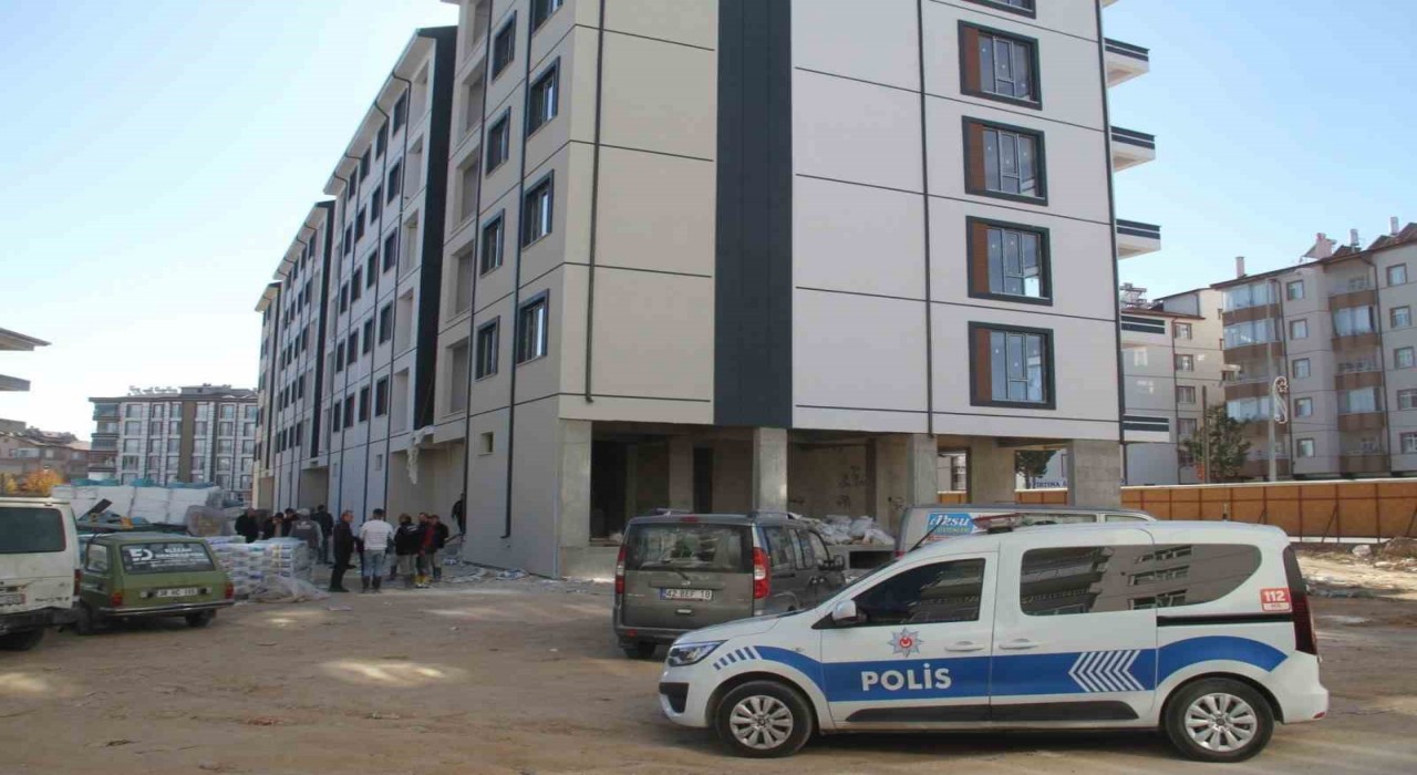 İnşaatta asansör boşluğuna düşen şahıs yaralandı