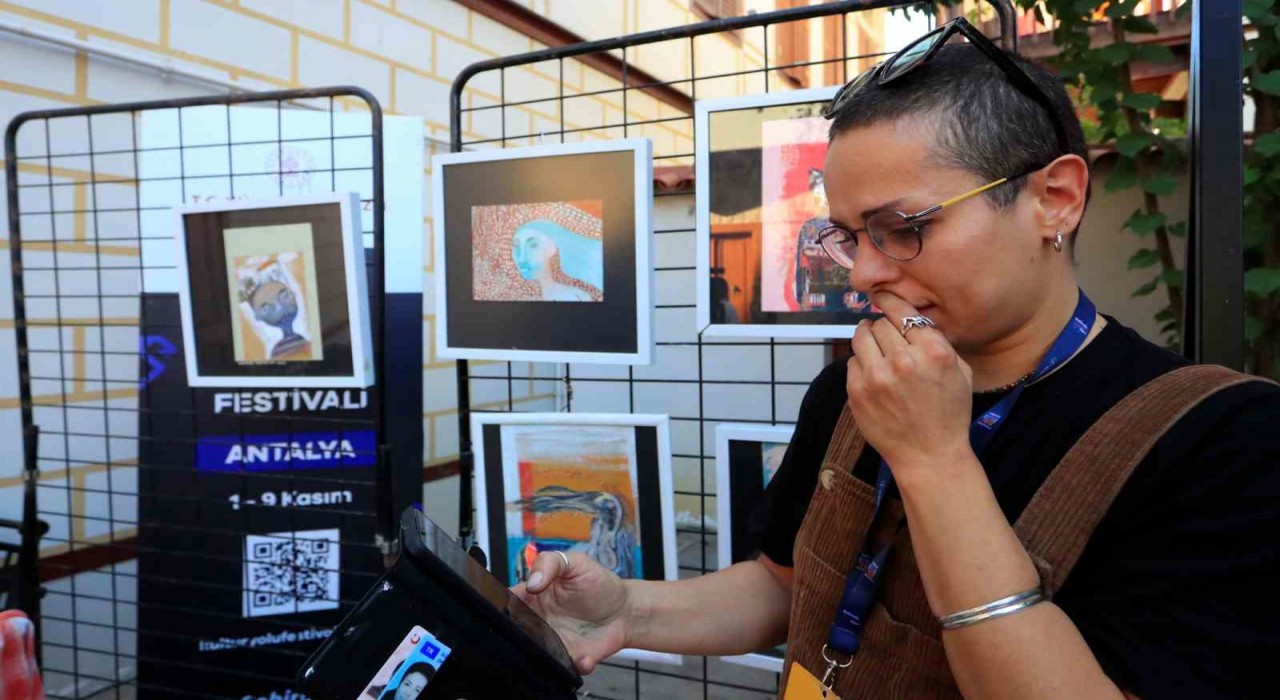 İranlı ressam 150ye yakın eserinin kaybolduğu iddiasıyla polise başvurdu