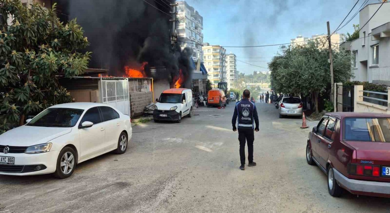 İş yerinde başlayan yangında alevler eve sıçradı