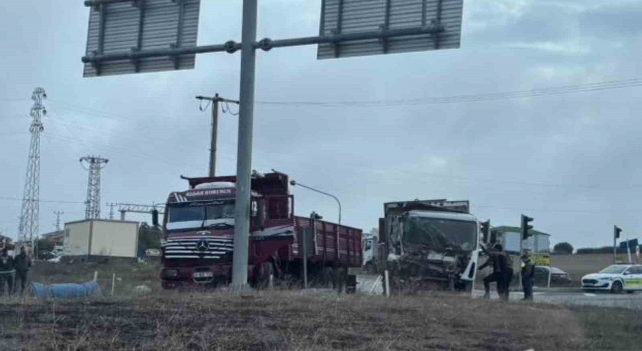 Işıklı kavşakta 2 kamyon çarpıştı: Sürücüler yaralandı