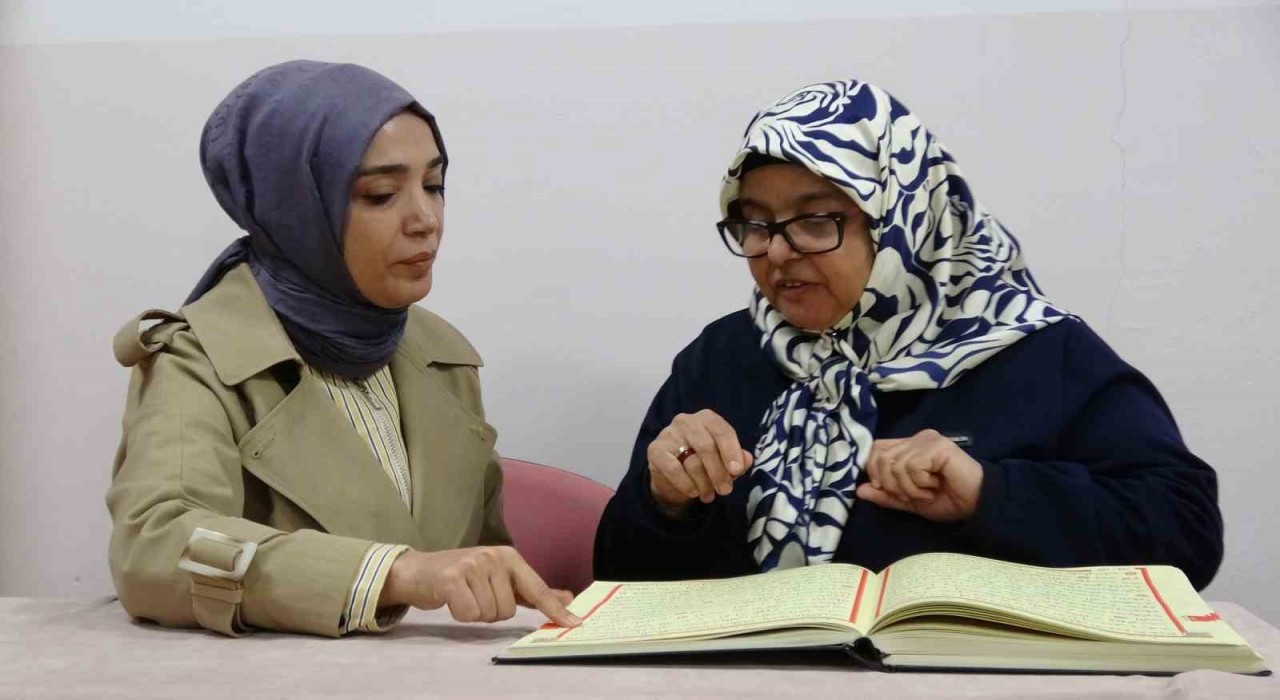 İşitme engelli kadın Kuran-ı Kerimi bir ayda öğrendi