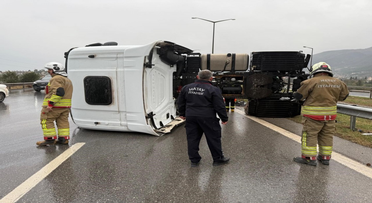 İskenderunda devrilen tırın sürücüsü yaralandı