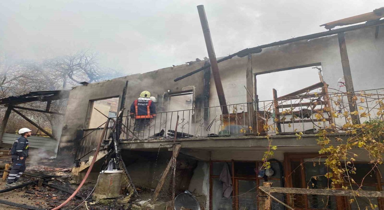İskilipte müstakil ev alev alev yandı
