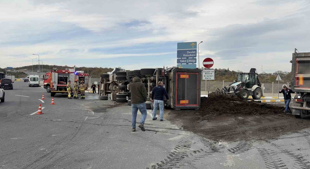 İstanbul Havalimanında gübre yüklü kamyon devrildi