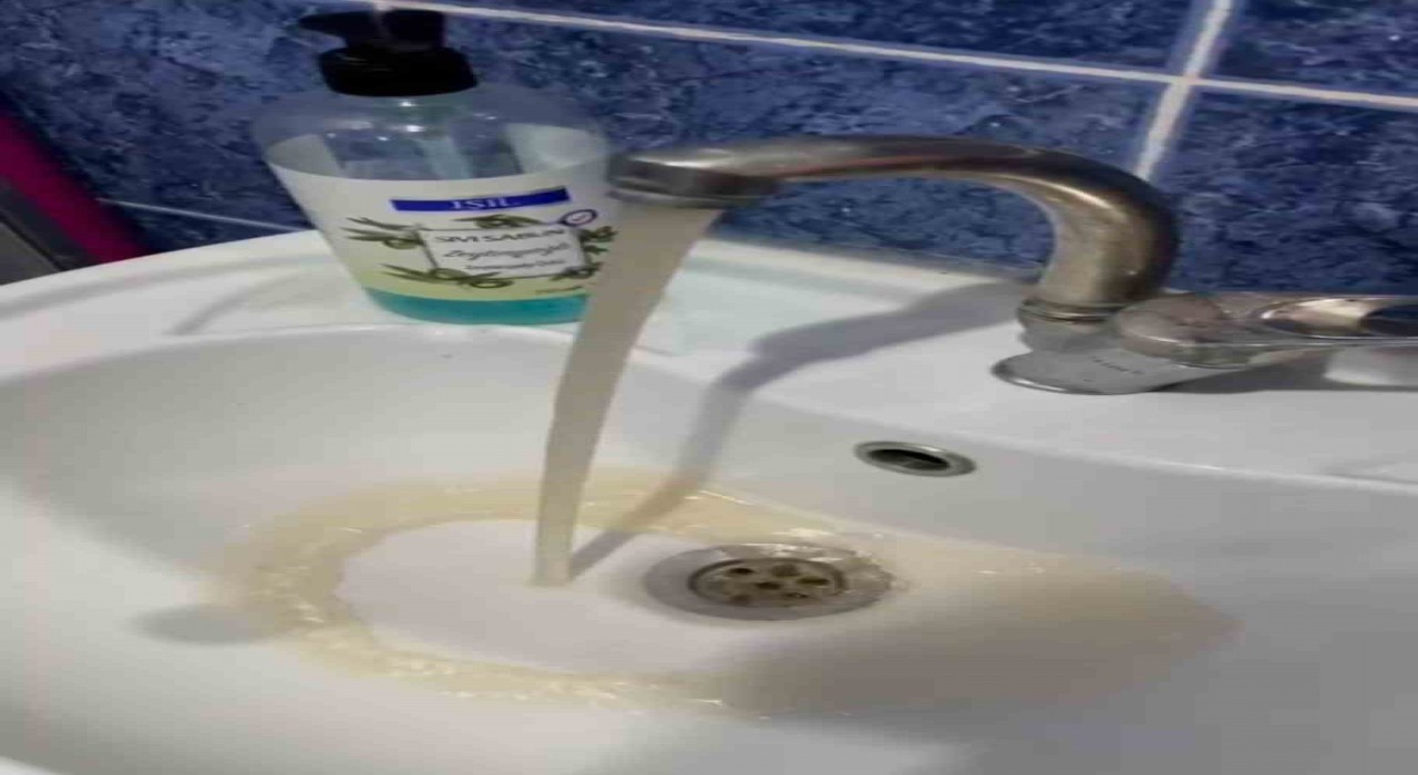 İstanbulda musluklardan kirli su akmasına vatandaşlardan tepki