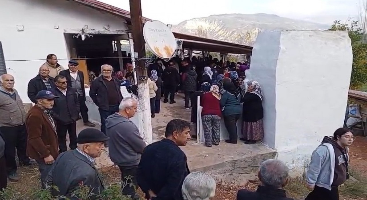 İstanbulda otel odasında öldürülen Melisa, memleketi Tokatta toprağa verildi