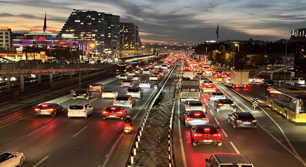 İstanbulda trafik yoğunluğu yüzde 85e ulaştı