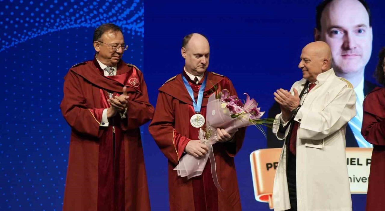 İstinye Üniversitesi Bilim Nişanı, Harvard Üniversitesinden Prof. Dr. Daniel Cahille takdim edildi