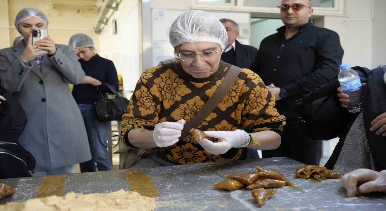 İtalyan Erasmus öğrencileri Gümüşhanede pestil-köme ustası oldu