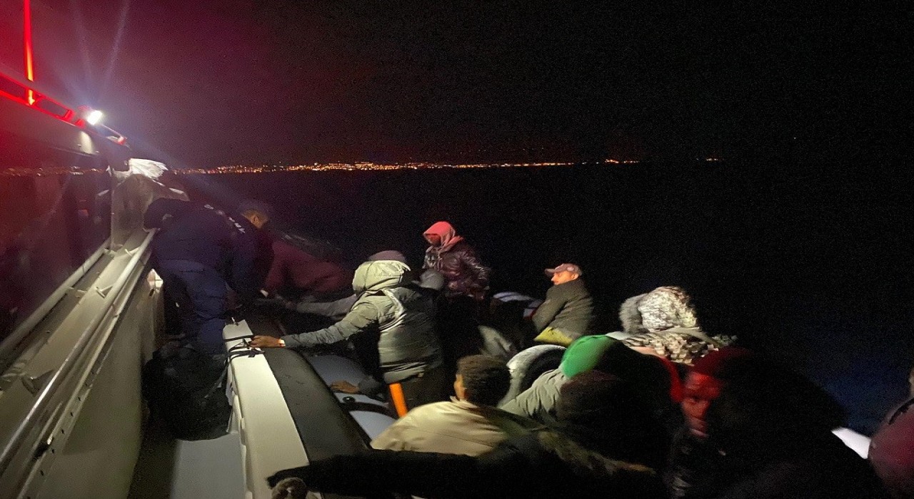 İzmir açıklarında 23 düzensiz göçmen yakalandı, 20 göçmen kurtarıldı