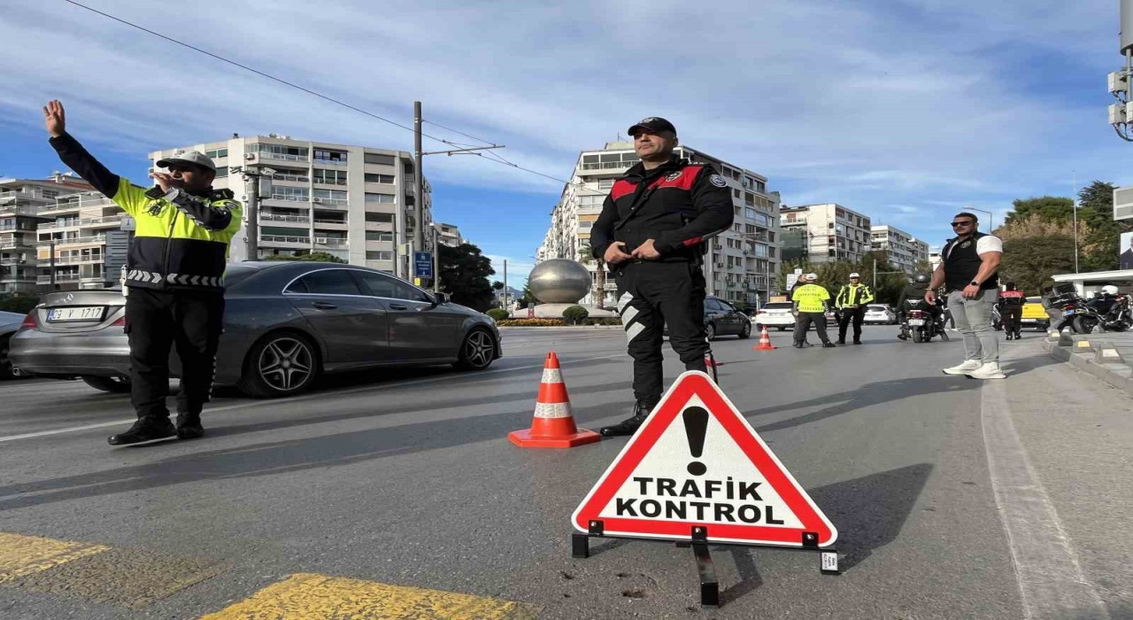 İzmir Konakta 30 farklı noktada dar alan uygulaması: 258 araca ceza kesildi
