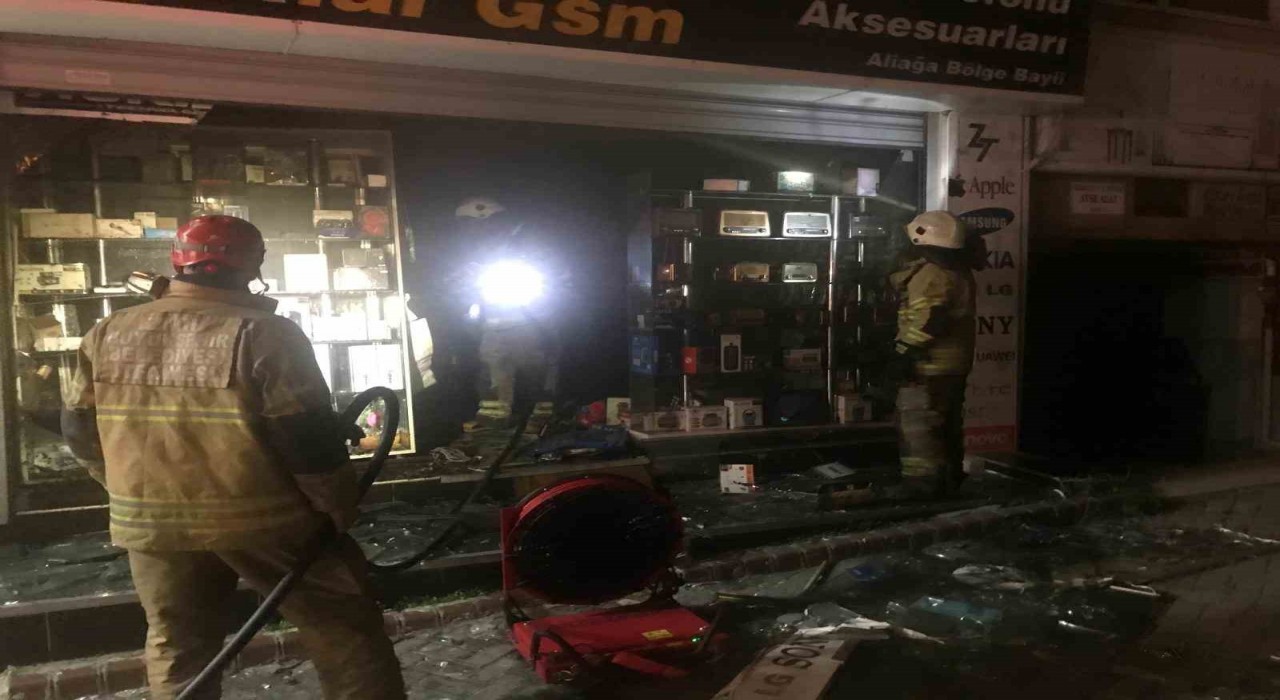 İzmirde cep telefonu aksesuar mağazasında yangın