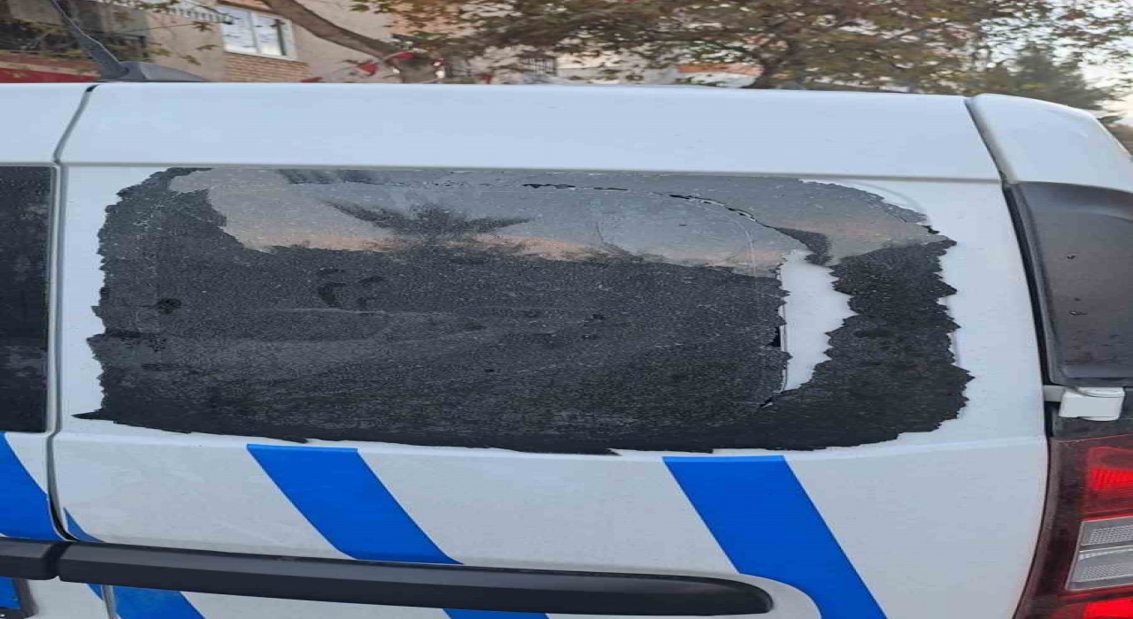 İzmirde polis aracına saldırıp camı kırdılar