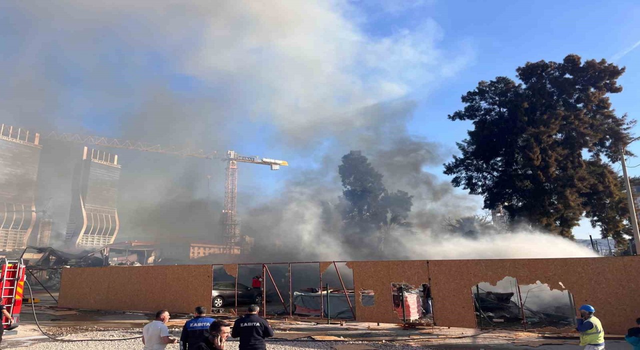 İzmirde şantiyede yangın, gökyüzünü siyah dumanlar kapladı