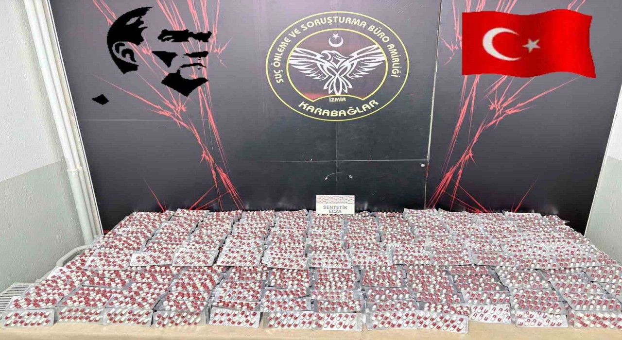 İzmirde sentetik uyuşturucu operasyonu: 2 gözaltı