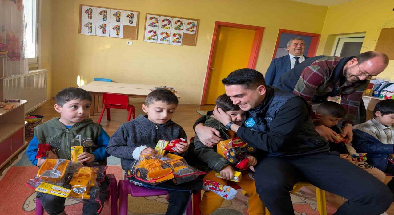 İzmirde Ülkü Ocaklarından eğitime destek