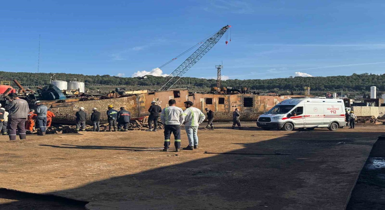 İzmirde üzerine parça düşen işçi hayatını kaybetti