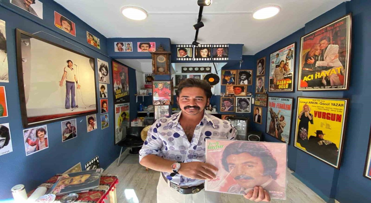 İzmirin nostaljik sokağında Ferdi Tayfur esintisi