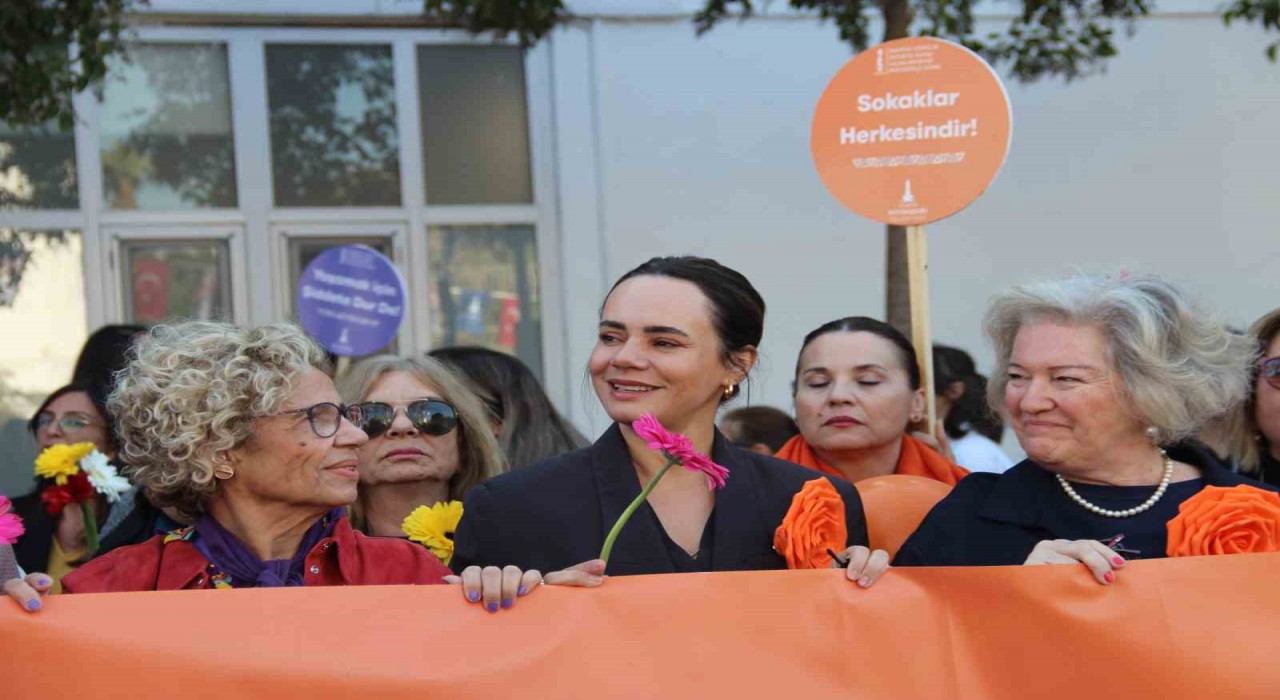 İzmirli kadınlardan turuncu yürüyüş