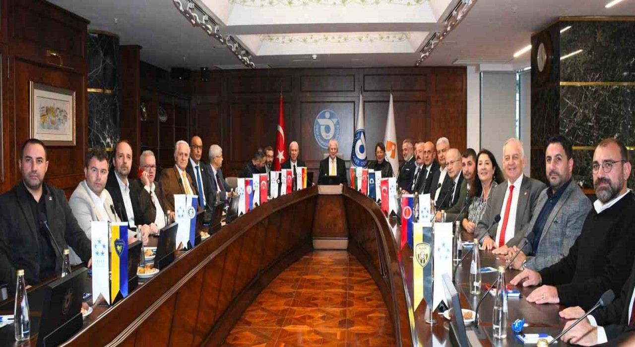 İZVAKta İzmir kulüplerinin kent ekonomisine katkısı konuşuldu