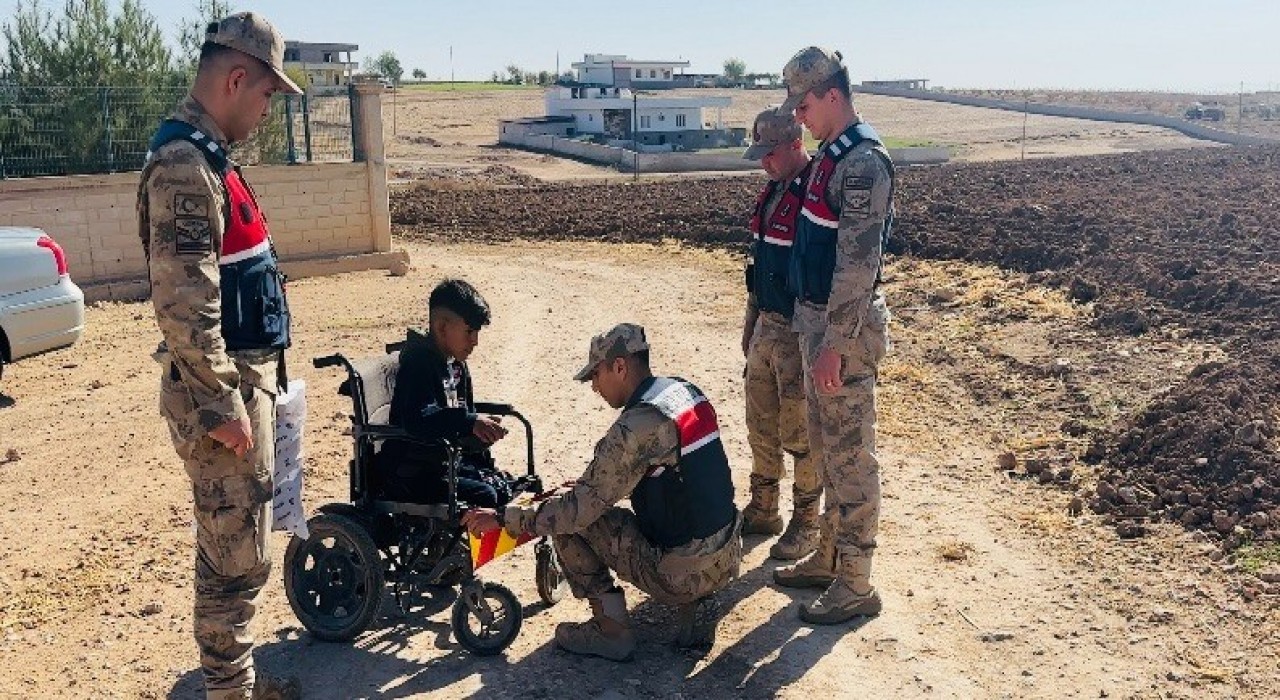 Jandarma engelli gencin reflektör talebini yerine getirdi