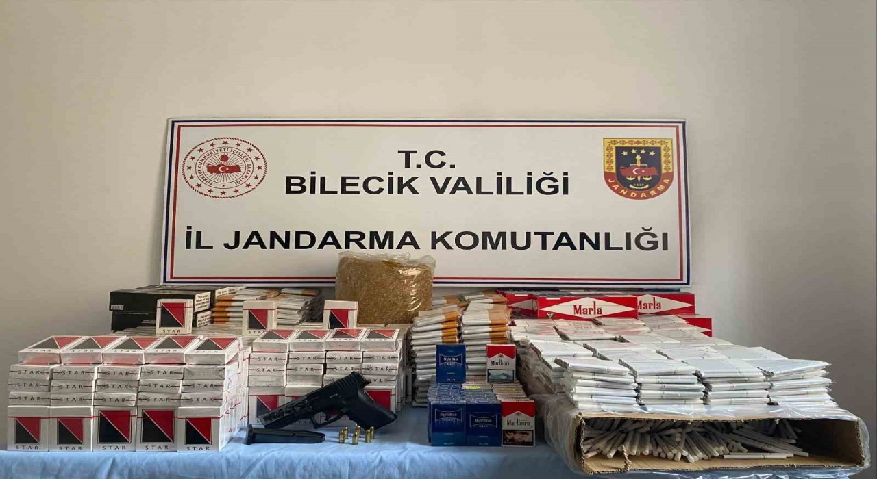 Jandarmanın baskın yaptığı evde kaçak tütün ve ruhsatsız silah ele geçirildi