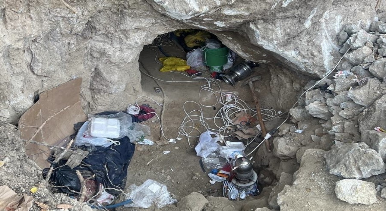 Kaçak kazı yapanlar jandarma tarafından suçüstü yakalandı