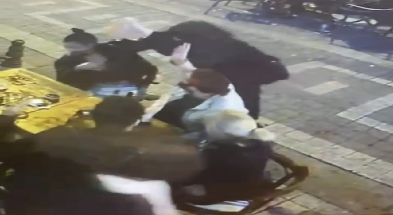 Kadıköyde dehşet anlarının görüntüsü ortaya çıktı... Genç kadının yüzünü böyle yaktı