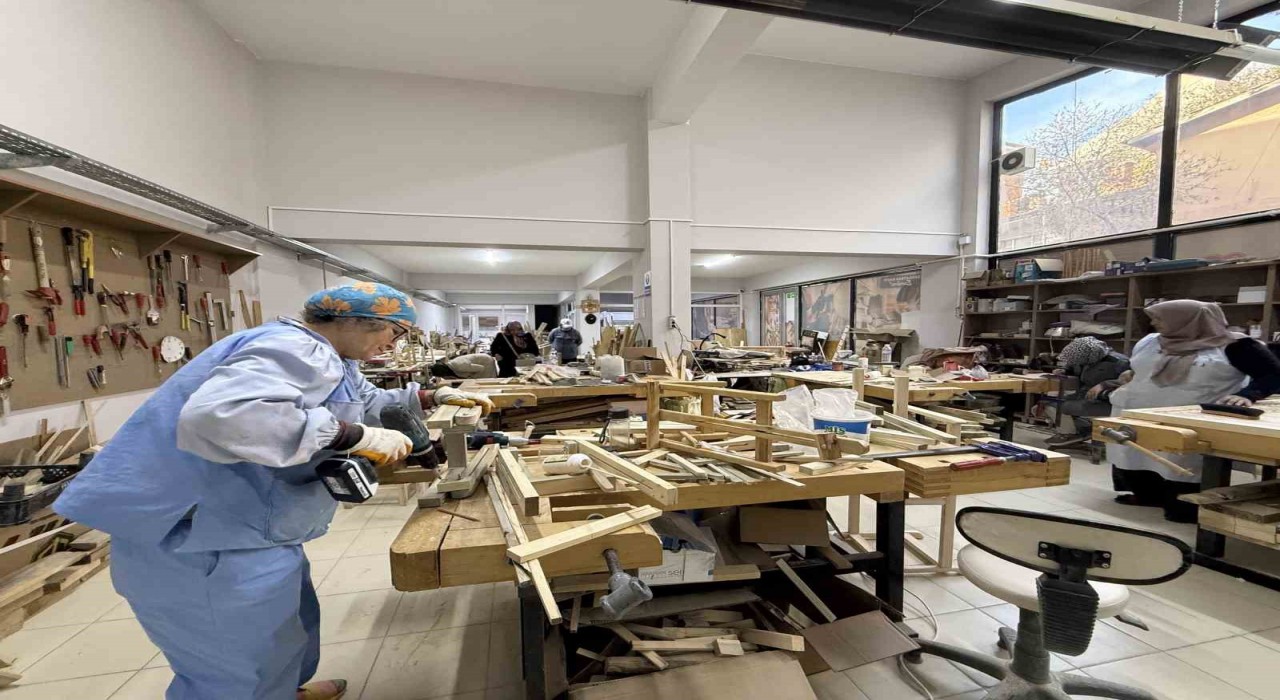 Kadınlar ahşap atölyesinde hem öğreniyor hem üretiyor
