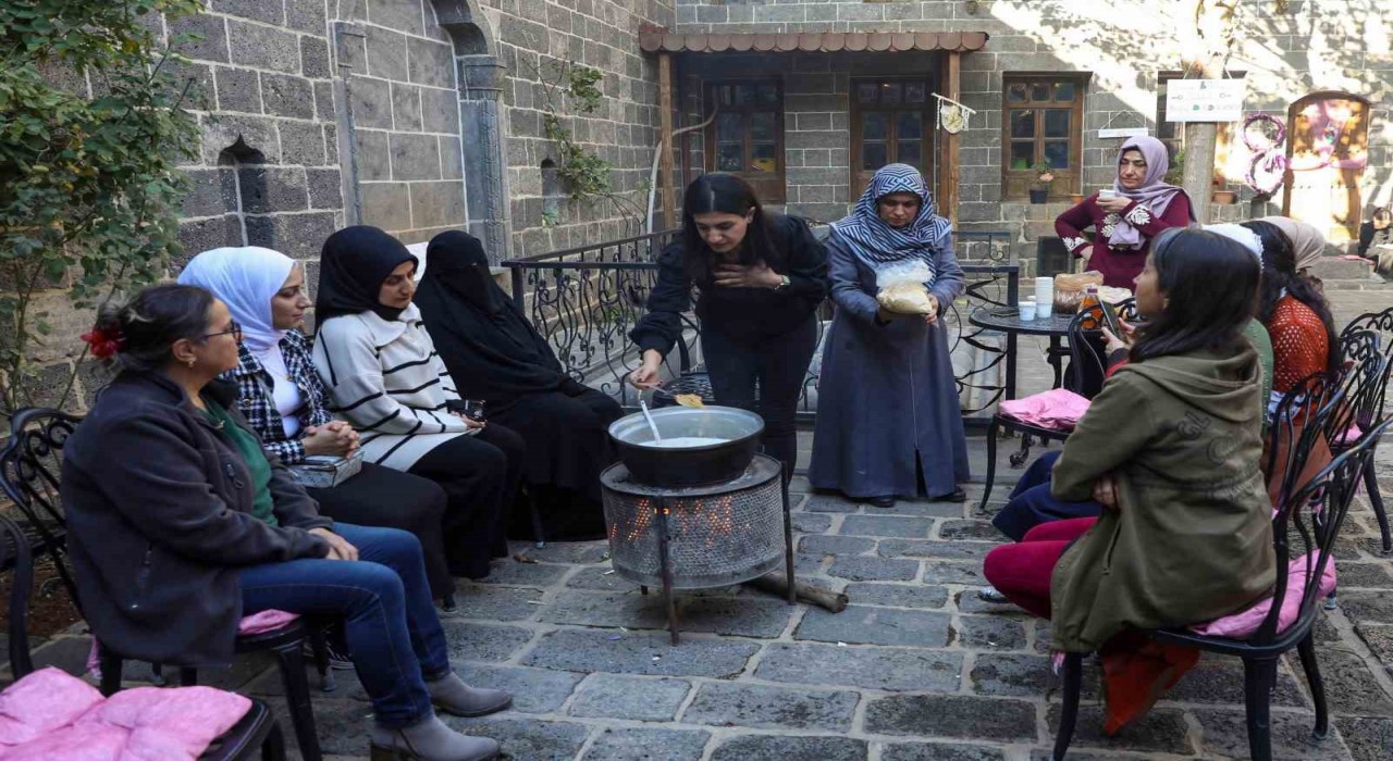 Kadınlar doğal şifa karışımlarını öğreniyor