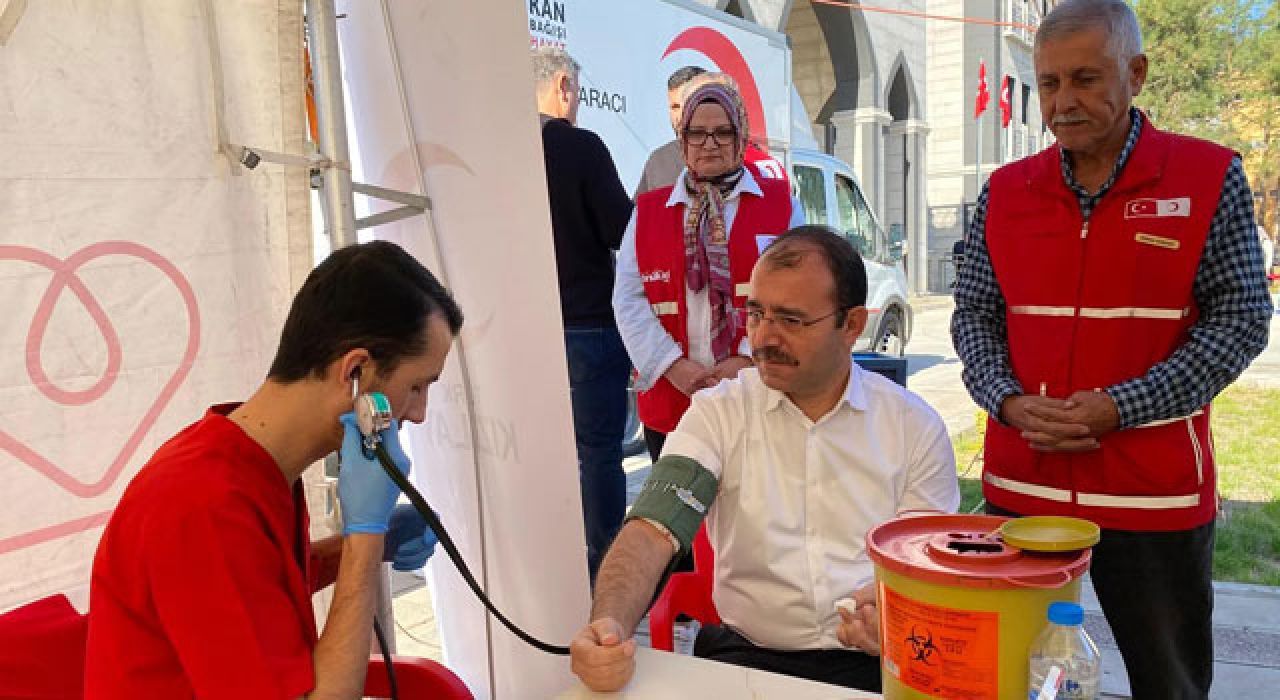 Kadirli Kaymakamı Dolu, Kızılay’ın Kan Bağışı Kampanyasına Destek Verdi