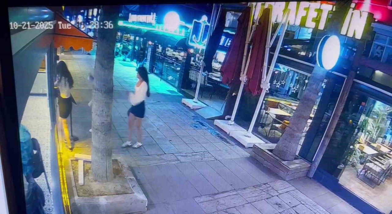 Kafeye gelenler cam kapıyı fark etmeyerek çarptı, çalışanlar Biz de ne yapacağımızı şaşırdık dedi