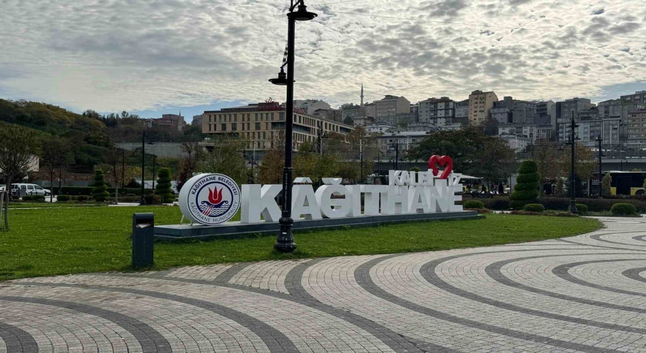 Kağıthanede 100 bin metrekarelik meydanlarla şehir yaşamı canlandı