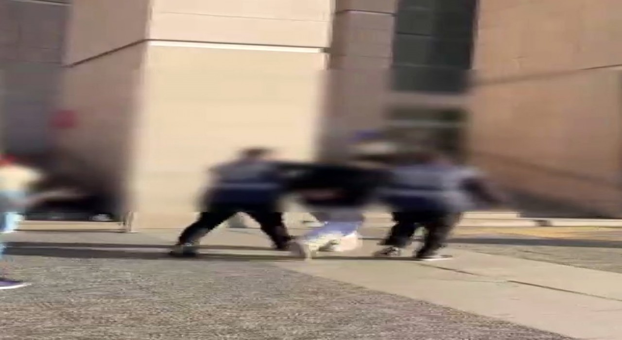 Kağıthanede gürültü tartışmasında 1 kişiyi öldürüp 2 kişiyi yaralayan 19 yaşındaki şüpheli tutuklandı