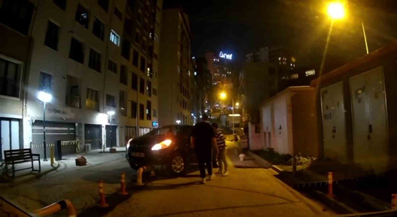 Kağıthanede ters yöne giren sürücü bariyere çıkarak askıda kaldı, o anlar kamerada