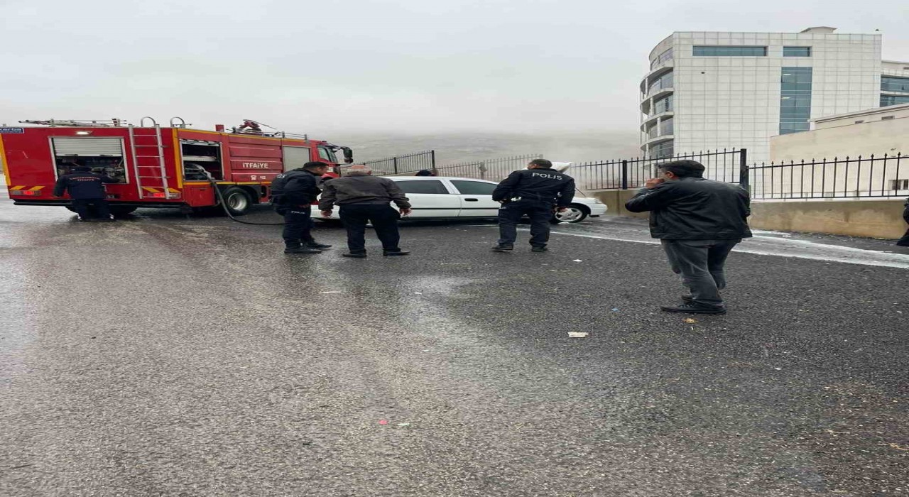 Kahramanmaraşta park halindeki otomobil alev aldı