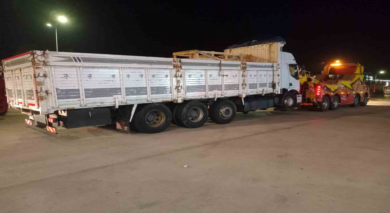 Kamyon çekiciye arkadan çarptı, 1 ölü