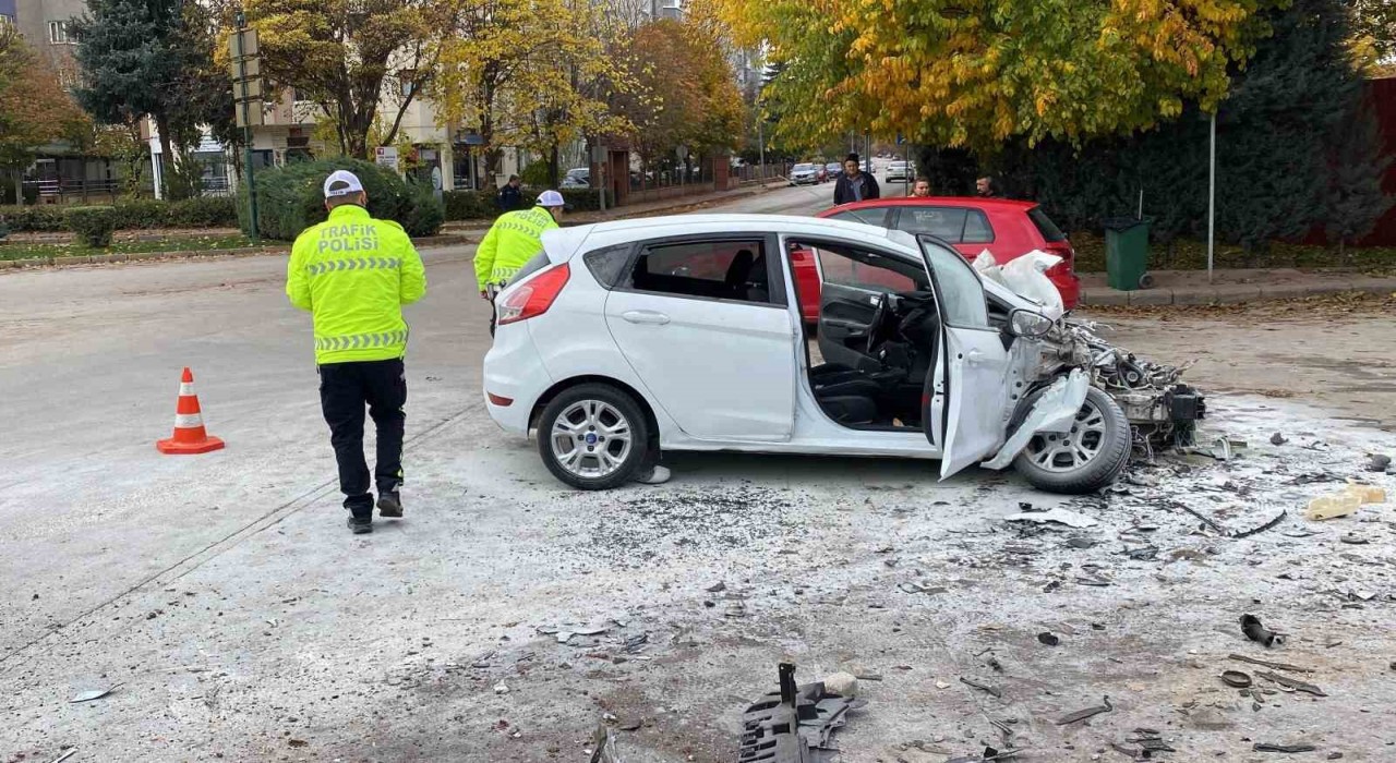 Kamyona yandan çarpan aracın 70 yaşındaki sürücüsü hayatını kaybetti
