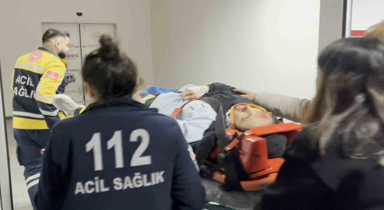 Kamyonet traktöre arkadan çarptı: 1 yaralı