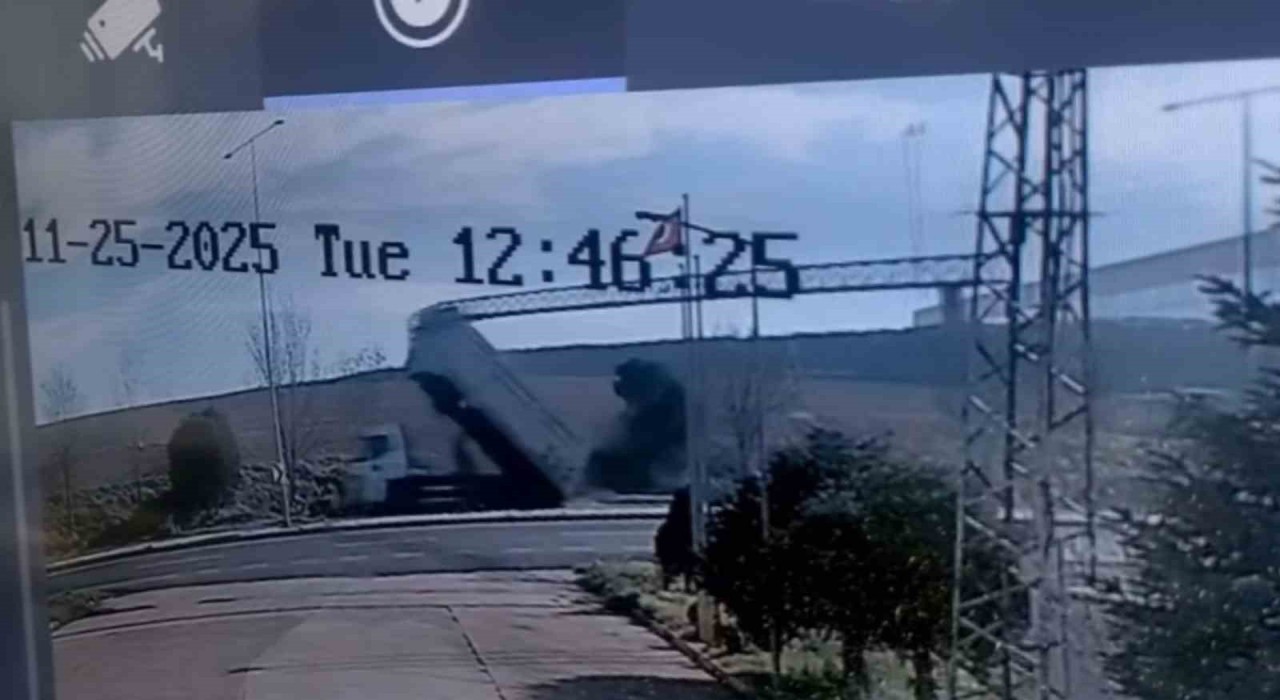 Kamyonun açılan damperi direkleri yıktı, o anlar kameraya yansıdı