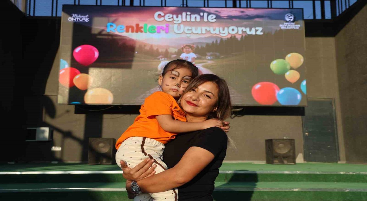 Kansere karşı savaşını kazanan Ceylinin zaferi gökyüzüne bırakılan balonlarla kutlandı