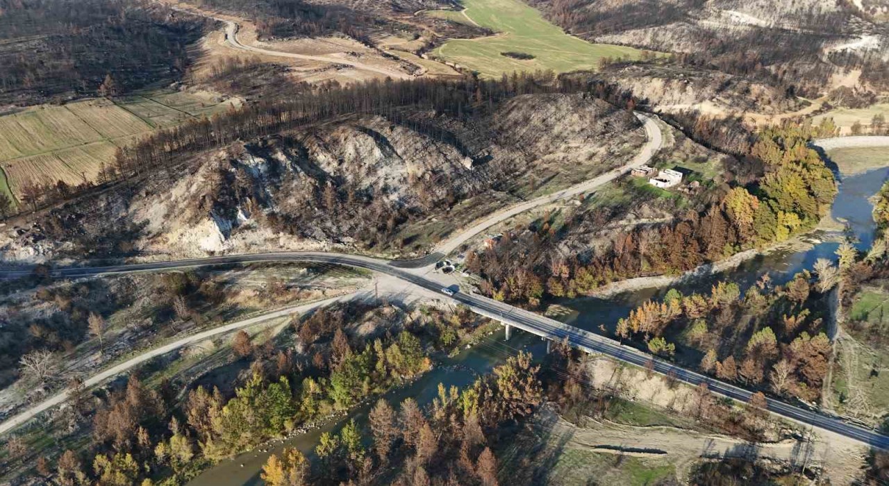 Karabükte yanan ağaçlarla sonbahar renkleri aynı kadrajda görüntülendi