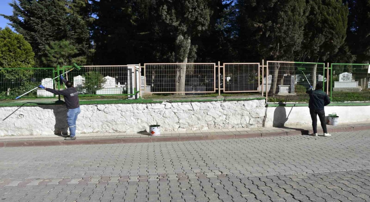 Karacabeyde mezarlıklara özenli bakım