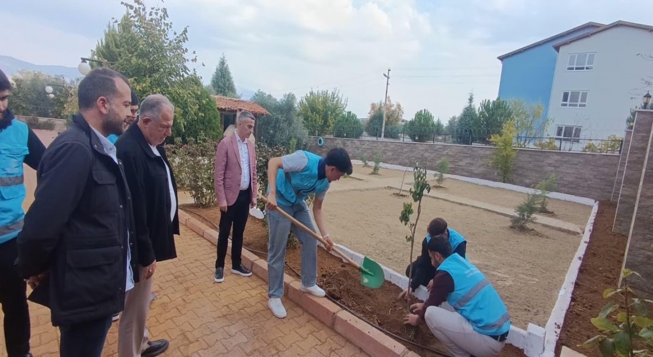 Karacasu Belediyesinden öğrenci yurdu bahçesine yeşil dokunuş