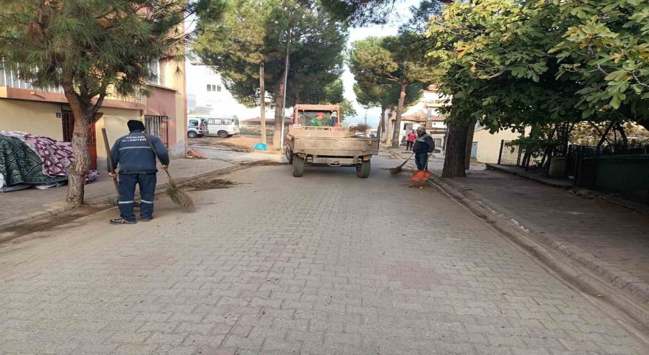 Karacasuda çevre temizliği için ekipler sahada