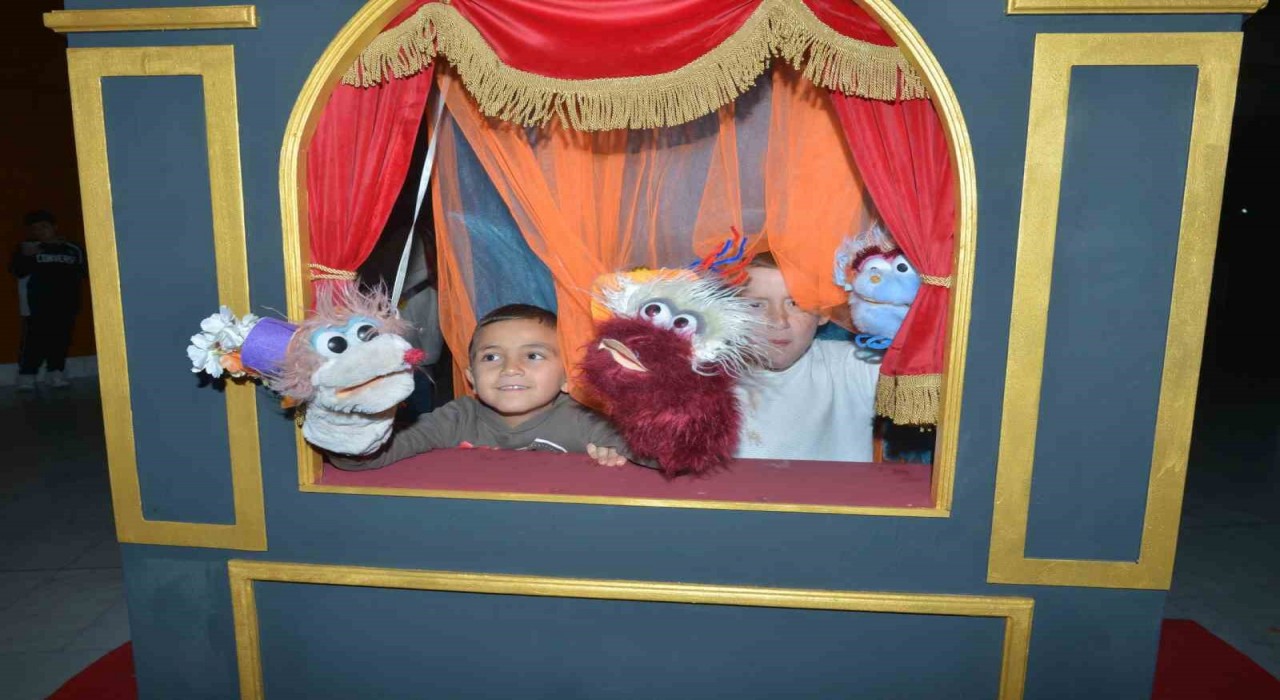 Karagöz Kukla Ve Gölge Oyunlarına renkli açılış
