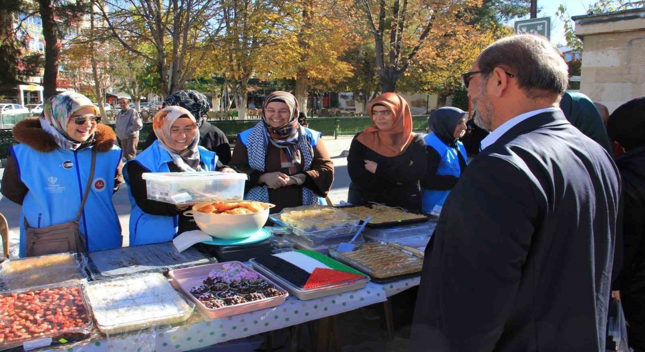 Karamanda Gazze yararına hayır çarşısı düzenlendi