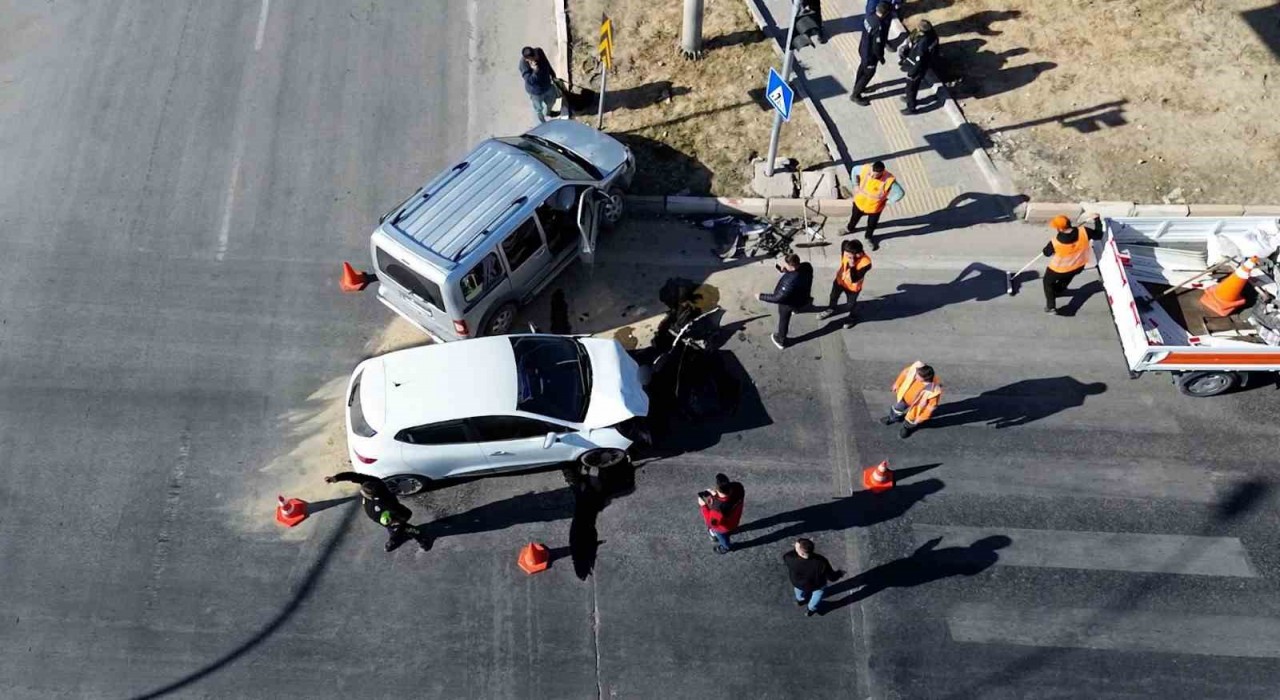 Karamanda hafif ticari araçla otomobil çarpıştı: 3 yaralı