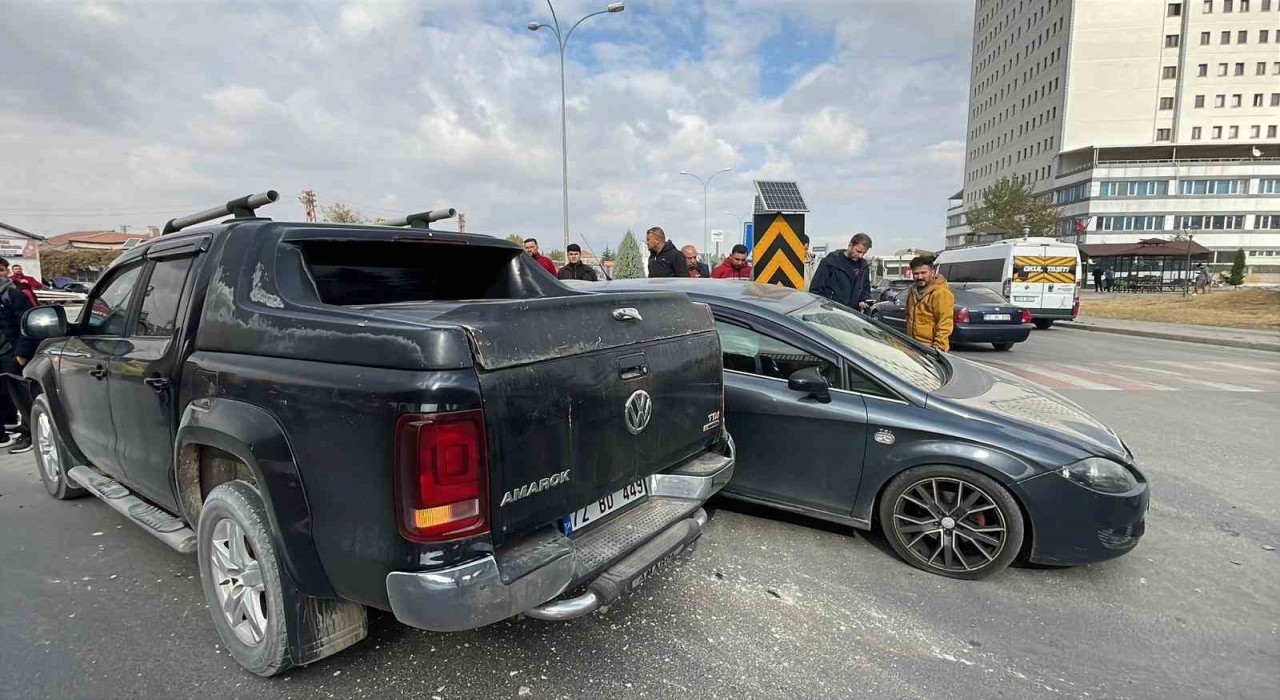 Karamanda pikap kamyonetle otomobil çarpıştı: 1 yaralı